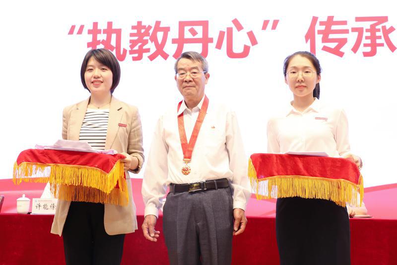 “兩優(yōu)一先”表彰大會(huì).jpg